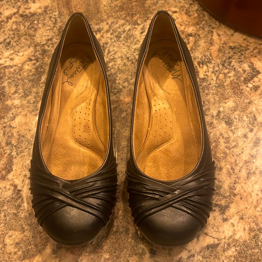 Natural soul all thru comfort black flats size 8